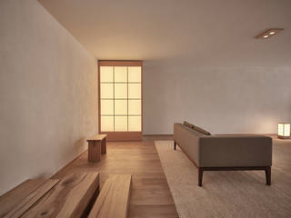 Eigentijds japans interieur door interieurontwerp studio Mokkō, Mokko Mokko ミニマルデザインの リビング 木 木目調