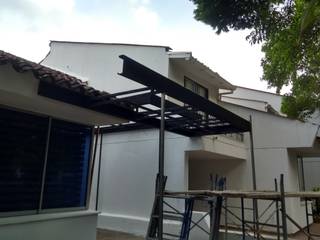 Pérgola metálica con madera plástica, Home Box Arquitectura Home Box Arquitectura Modern style balcony, porch & terrace Wood-Plastic Composite