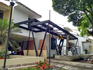 Pérgola metálica con madera plástica, Home Box Arquitectura Home Box Arquitectura Sân thượng Gỗ-nhựa composite