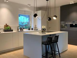 Black & White: Weiße Leicht Küche mit Kochinsel und anthraziten Akzenten, küche und raum axel meyer gmbh küche und raum axel meyer gmbh Built-in kitchens