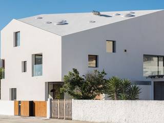 Fonte House - Projeto de Lousinha Arquitectos com madeira modificada Lunawood, Banema S.A. Banema S.A. Villas Engineered Wood Transparent