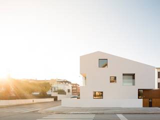 Fonte House - Projeto de Lousinha Arquitectos com madeira modificada Lunawood, Banema S.A. Banema S.A. リゾートハウス エンジニアリングウッド 透明