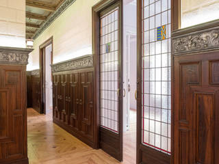 Restauración de una vivienda antigua en Madrid, Arquigestiona Reformas S.L. Arquigestiona Reformas S.L. Pasillos, vestíbulos y escaleras de estilo clásico Madera maciza Acabado en madera
