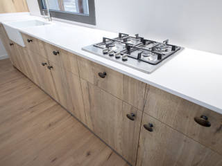 Reforma de casa en Vilanova del Vallès, Grupo Inventia Grupo Inventia Built-in kitchens Wood-Plastic Composite Wood effect