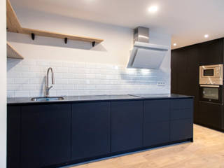 Reforma de cocina en calle Homer de Barcelona, Grupo Inventia Grupo Inventia Built-in kitchens Wood-Plastic Composite Black