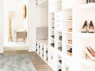 Schmaler Flur perfekt genutzt , Feelgood Design Feelgood Design Modern Corridor, Hallway and Staircase Engineered Wood Transparent