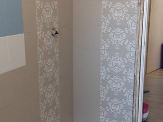 Dipingere le piastrelle del bagno con Autentico Chalk Paint , Mobili a Colori Mobili a Colori Modern bathroom Tiles Beige