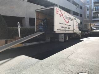 Excalibur Moving and Storage コロニアルスタイルの 玄関&廊下&階段