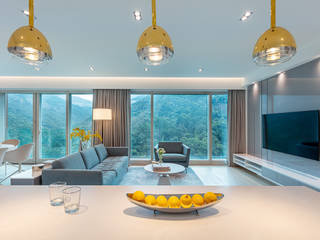 An All-White Open Living Space - The Legend, Hong Kong, Grande Interior Design Grande Interior Design ミニマルデザインの リビング 灰色