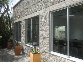 Salón para exposiciones y reuniones en una empresa floricultora , Diego De Castro Korgi. Arquitectura y Construcción Diego De Castro Korgi. Arquitectura y Construcción Bodegas modernas