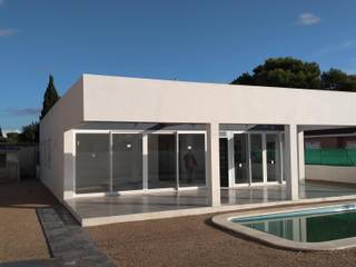 PROYECTO PARA VIVIENDA UNIFAMILIAR CON PISCINA EN BAHÍA GRANDE (LLUCMAJOR-MALLORCA), BONFILL INGENIERÍA, ARQUITECTURA Y PAISAJE S.L. BONFILL INGENIERÍA, ARQUITECTURA Y PAISAJE S.L. Detached home کنکریٹ