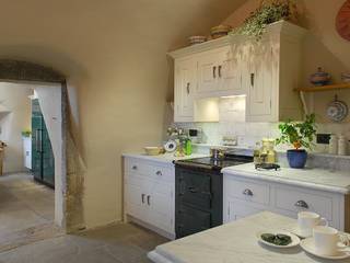 Kitchen for a Castle by Christopher Howard, Christopher Howard Christopher Howard Cocinas equipadas Mármol