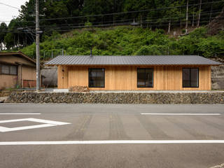 京北の家/house of keihoku, STUDIO RAKKORA ARCHITECTS STUDIO RAKKORA ARCHITECTS Casas modernas