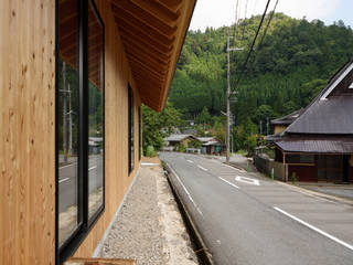 京北の家/house of keihoku, STUDIO RAKKORA ARCHITECTS STUDIO RAKKORA ARCHITECTS Casas modernas