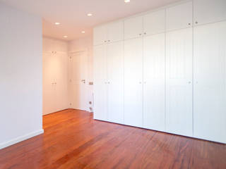 Reforma de casa en Sant Just Desvern , Grupo Inventia Grupo Inventia Modern Bedroom Concrete White