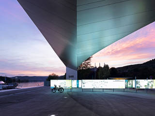 UNESCO-Welterbezentrum am Ufer der Donau, Najjar - Najjar Architekten Najjar - Najjar Architekten Gewerbeflächen Aluminium/Zink Metallic/Silber