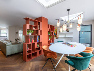 Warme sfeer met plek voor kleurrijke kunst, Aangenaam Interieuradvies Aangenaam Interieuradvies Modern living room