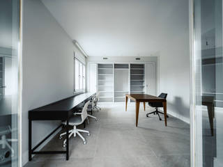 Exquisita decoración Blanco y Negro para Lujosa Vivienda con grnades Ventanales, Soluciones Dosplanos Soluciones Dosplanos Oficinas