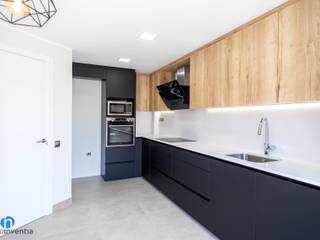 Reforma de casa en Santa Coloma de Gramanet, Grupo Inventia Grupo Inventia Built-in kitchens Wood-Plastic Composite Black