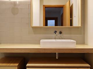 Remodelação de apartamento em Alcochete, Confluir Arquitetura Confluir Arquitetura Baños de estilo moderno Azulejos