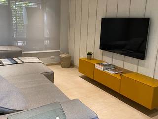 Apartamento en Sebucan 2020, THE muebles THE muebles Salas multimedia de estilo minimalista Madera Multicolor