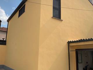 Rifacimento facciate esterne a Robecco sul Naviglio, C.M.E. srl C.M.E. srl Casas de estilo moderno