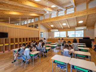 Wa-こども園 okayama, 三宅和彦／ミヤケ設計事務所 三宅和彦／ミヤケ設計事務所 Habitaciones para adolescentes Madera maciza Multicolor