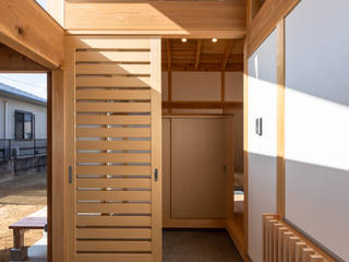 Ad-House okayama, 三宅和彦／ミヤケ設計事務所 三宅和彦／ミヤケ設計事務所 Asian style corridor, hallway & stairs Solid Wood Multicolored
