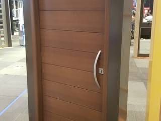 Puerta Abatibles de Aluminio Perfiletto en Color Madera, INGENIERIA Y DISEÑO EN CRISTAL, S.A. DE C.V. INGENIERIA Y DISEÑO EN CRISTAL, S.A. DE C.V. أبواب ألمنيوم/ زنك