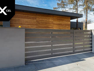 Grey Ashes. Nowoczesne ogrodzenie aluminiowe Xcel, XCEL Fence XCEL Fence สวนหน้าบ้าน