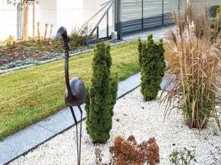 Black Heron. Minimalistyczne ogrodzenie z betonu architektonicznego i aluminium, XCEL Fence XCEL Fence สวนหน้าบ้าน