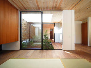 コンパクトさを感じさせない明るく開放的な住宅, kisetsu kisetsu 和のアイテム 木 木目調