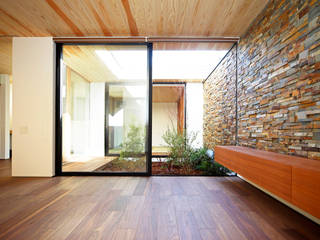 コンパクトさを感じさせない明るく開放的な住宅, kisetsu kisetsu Modern living room لکڑی Wood effect