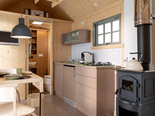 Tiny Haus by Grimmwald, Raum und Mensch Raum und Mensch Modern kitchen Wood Multicolored