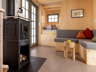 Tiny Haus by Grimmwald, Raum und Mensch Raum und Mensch Modern living room Wood Multicolored