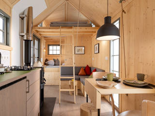 Tiny Haus by Grimmwald, Raum und Mensch Raum und Mensch Modern living room Wood Wood effect Side tables & trays