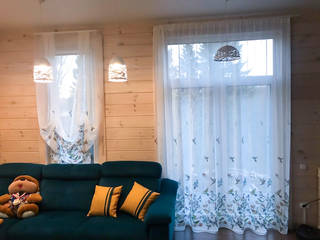 Загородный дом с австрийскими шторами, Mdeko шторы на заказ Mdeko шторы на заказ Ruang Keluarga Modern Tekstil Amber/Gold