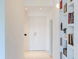 Casa s9, Caleidoscopio Architettura Caleidoscopio Architettura Modern corridor, hallway & stairs White