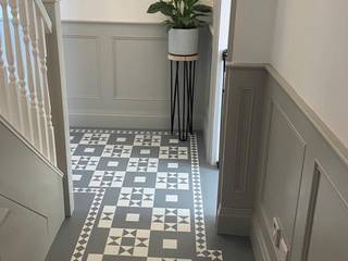 Panelled Hallway Designs: Enhance Your Entryway with Elegant and Eye-catching Panelled Hallways, The Wall Panelling Company The Wall Panelling Company Classic style corridor, hallway and stairs