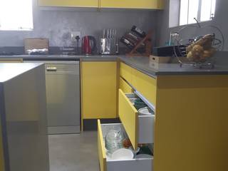 Modern Yellow Kitchen with Gola Handle System, Stylish Kitchens Stylish Kitchens Nhà bếp phong cách hiện đại