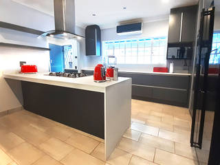 Modern Grey Coloured Kitchen With Peninsular Island, Stylish Kitchens Stylish Kitchens Nhà bếp phong cách hiện đại
