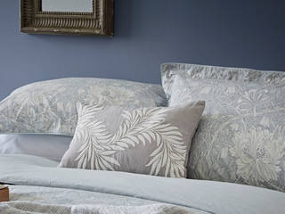 Morris & Co Bedroom Styled for Bedeck Bedding, Alice Margiotta Alice Margiotta Kamar Tidur Minimalis