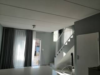 House Northriding, Slay Construction Slay Construction Moderne Wohnzimmer Fliesen