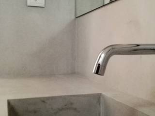 Casa de banho - Microcimento, cinza azulado, a luz natural do tecto. mafalda.lopes.arquitecta Casas de banho modernas casa de banho