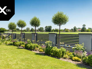 Sunny Morning. Nowoczesne ogrodzenie aluminiowe, XCEL Fence XCEL Fence Voortuin