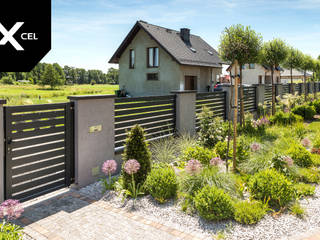 Sunny Morning. Nowoczesne ogrodzenie aluminiowe, XCEL Fence XCEL Fence Front garden