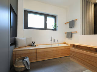 EN SUITE BAD, Eva Lorey Innenarchitektur Eva Lorey Innenarchitektur Kamar Mandi Minimalis Parket Multicolored