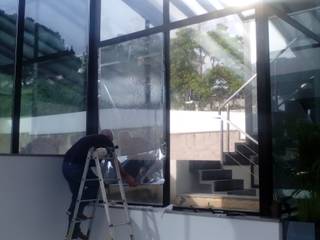 Película proteção solar em vidros de janelas, Inovinil - Aplicamos e Revestimos Inovinil - Aplicamos e Revestimos Janelas e portas modernas Sintético Castanho