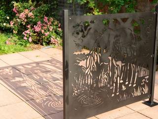 The Grazing Horses Design Patio screen or Fence panel - part of Equestrian Collection, Logi Engineering Limited Logi Engineering Limited Jardines de estilo clásico Hierro/Acero