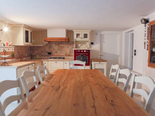 taverna completa di cucina, parete attrezzata e tavolo con sedie, L'ARTE DEL LEGNO SNC L'ARTE DEL LEGNO SNC Cocinas rústicas